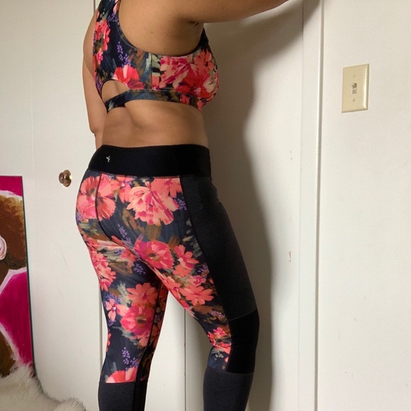 Floral Set:  Sports Bra and Athletic Leggings - Picture 2 of 5